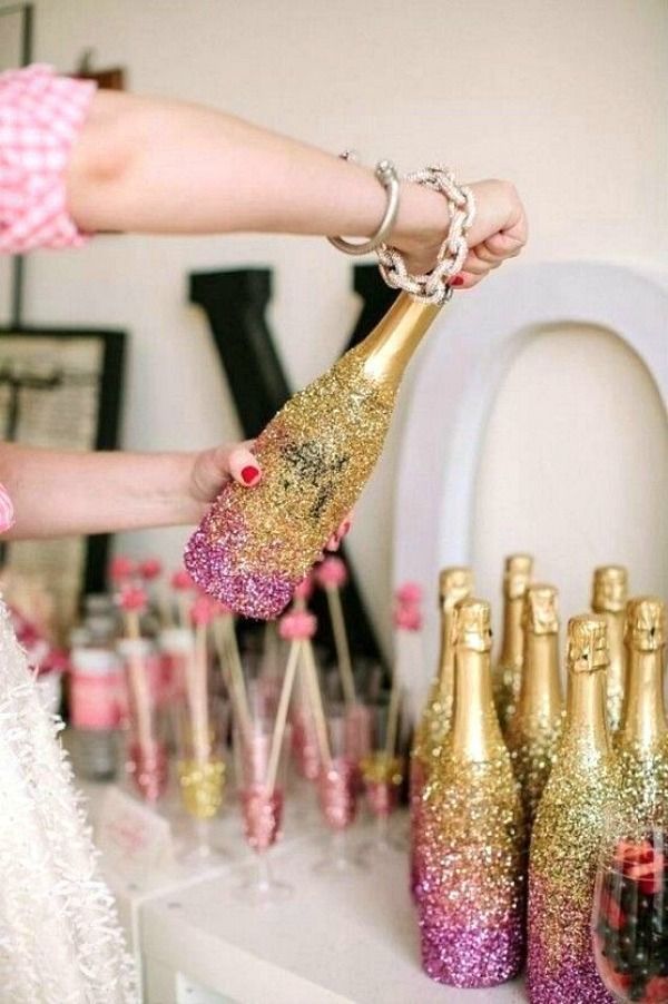 Aplique glitter nas garrafas de champagne. Elas vão ficar lindas! (Foto: Reprodução)